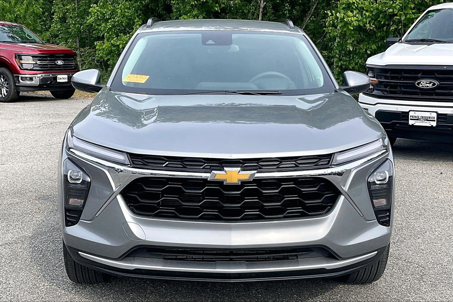 Used 2025 Chevrolet Trax LT FWD image 2