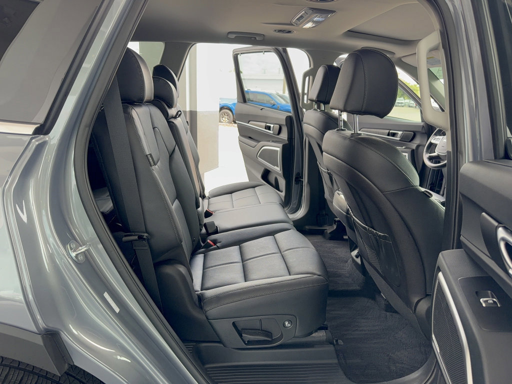 Used 2025 Kia Telluride EX image 16