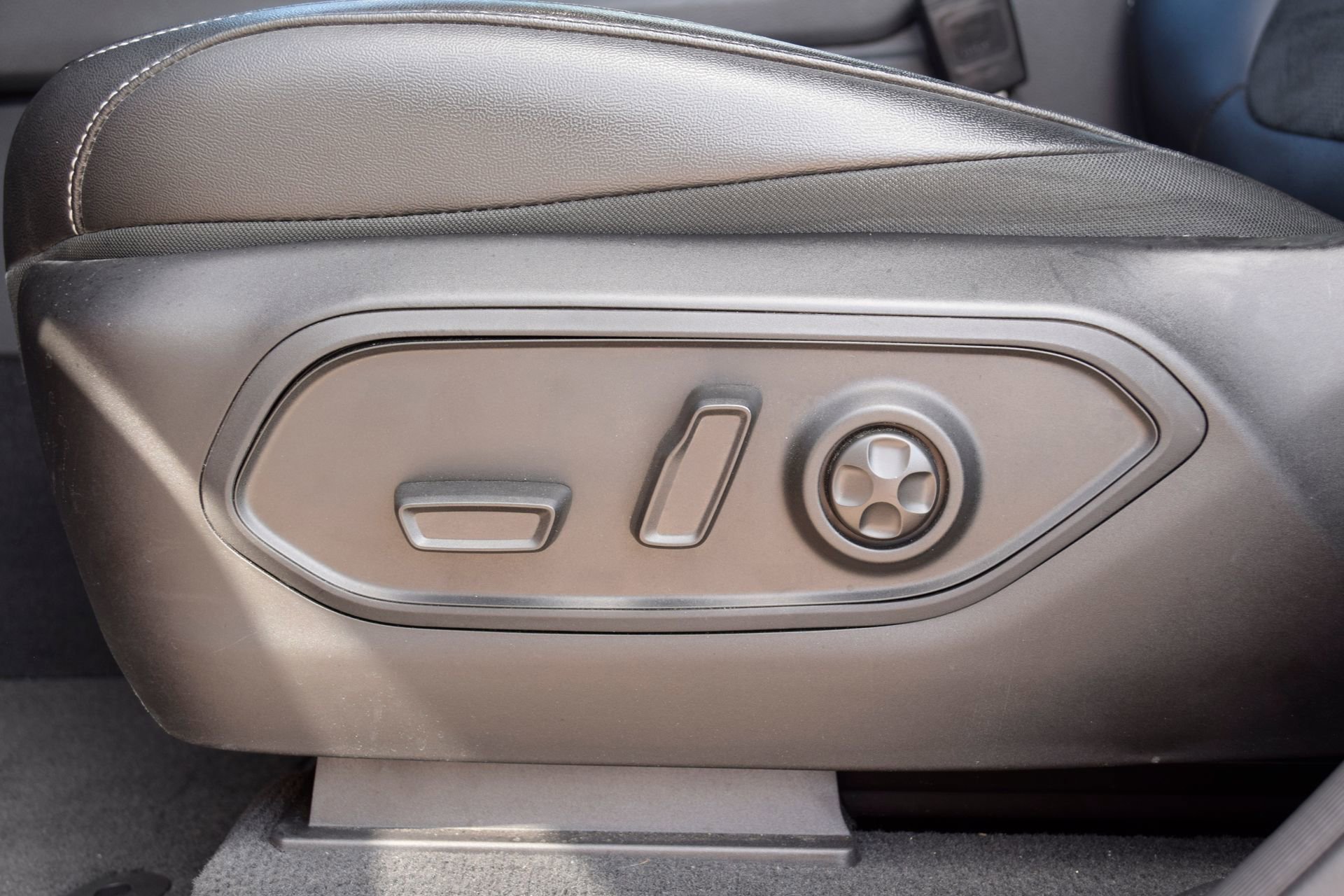 Used 2023 Jeep Grand Cherokee L Laredo image 16