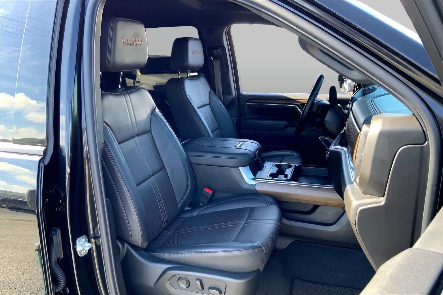 Used 2025 Chevrolet Silverado 2500 High Country w/ Midnight Edition AWD/4WD image 9