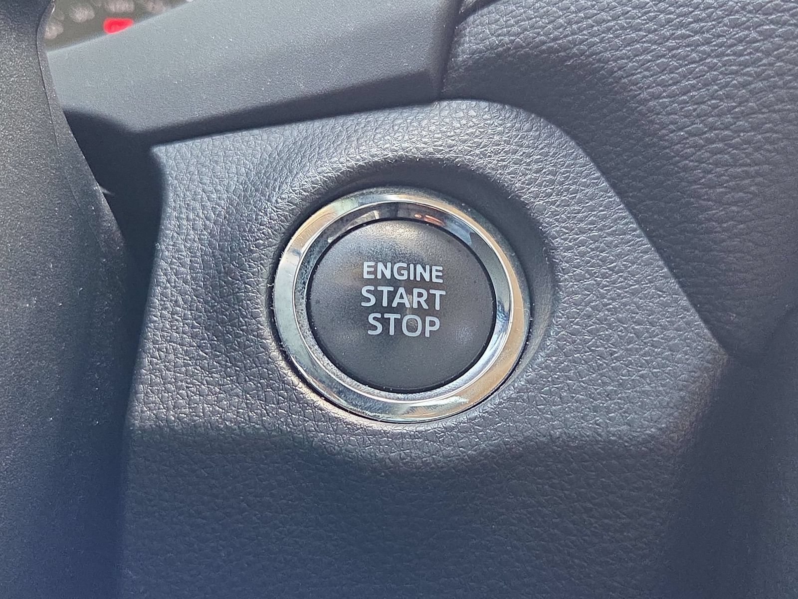 Used 2019 Toyota RAV4 XLE w/ Convenience Package FWD image 17
