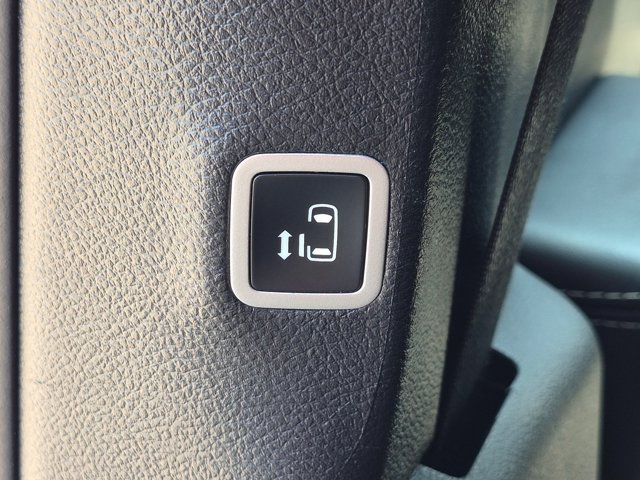 Used 2025 Chrysler Pacifica Limited FWD image 32