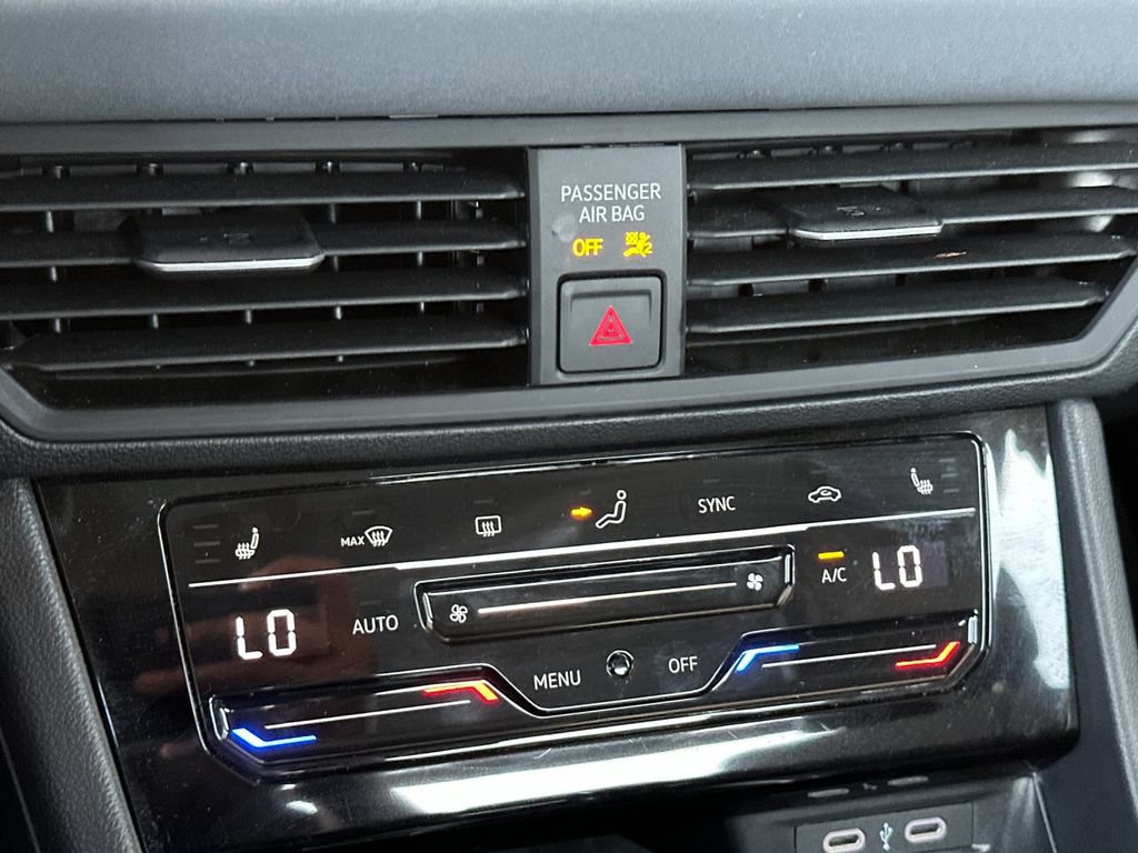 Used 2025 Volkswagen Jetta SE FWD image 18