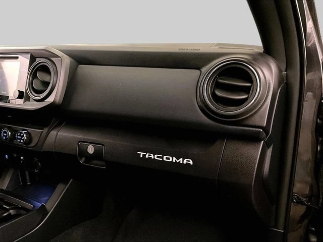 Used 2017 Toyota Tacoma TRD Sport AWD/4WD image 15