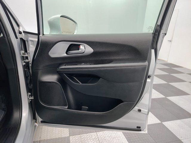 Used 2022 Chrysler Pacifica Touring FWD image 26