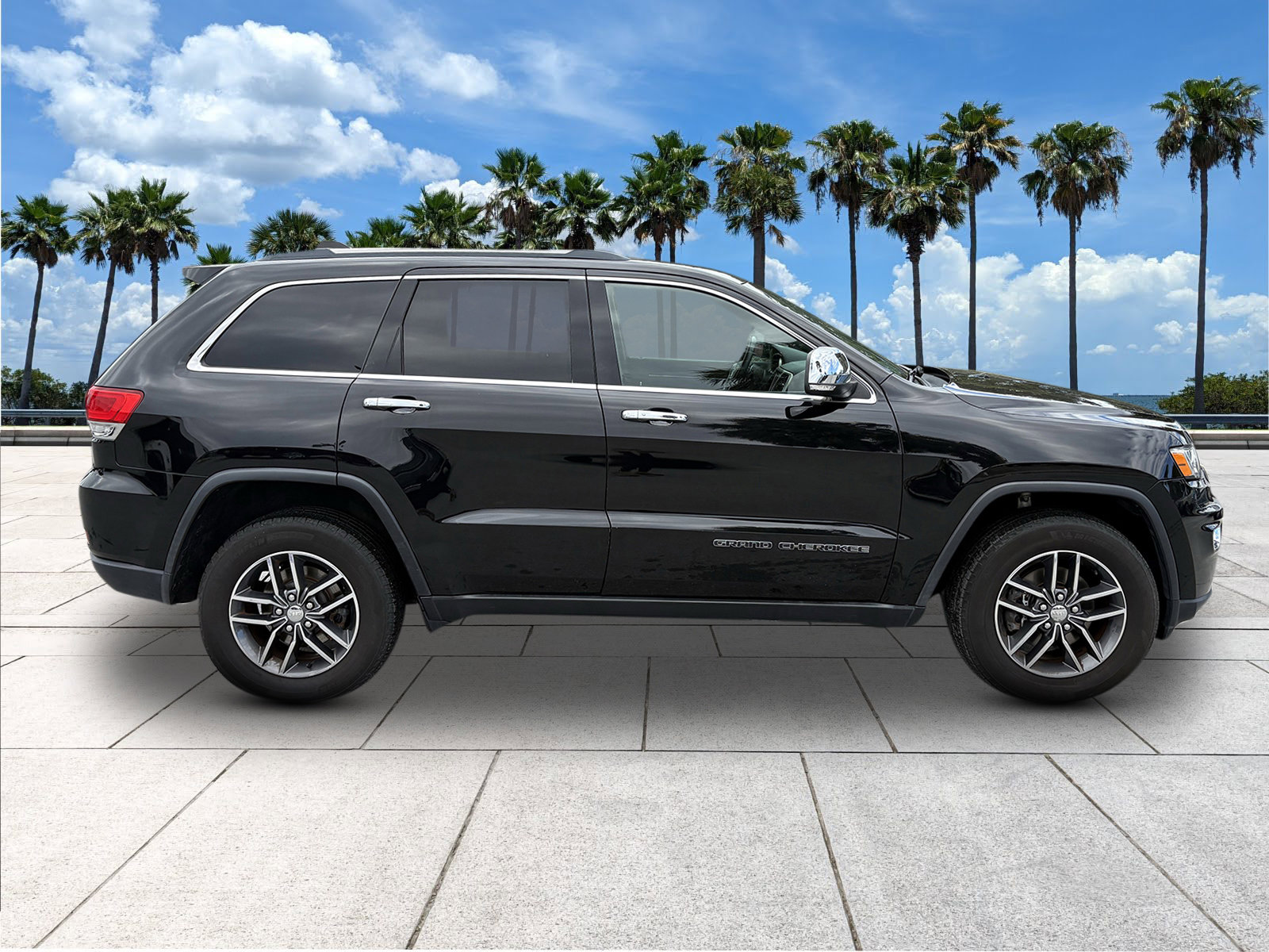 Used 2017 Jeep Grand Cherokee Limited image 9