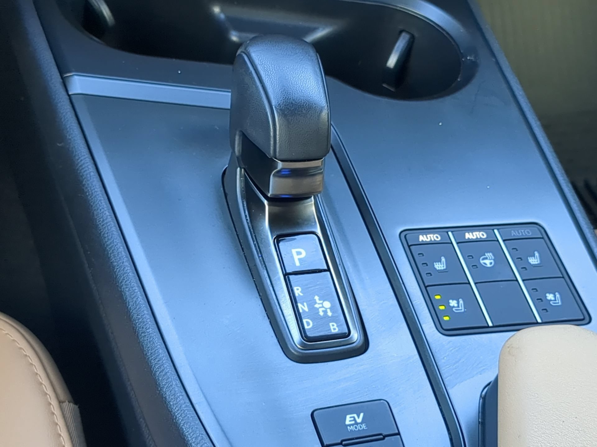 Used 2025 Lexus UX 300h FWD w/ Cold Area Package image 63