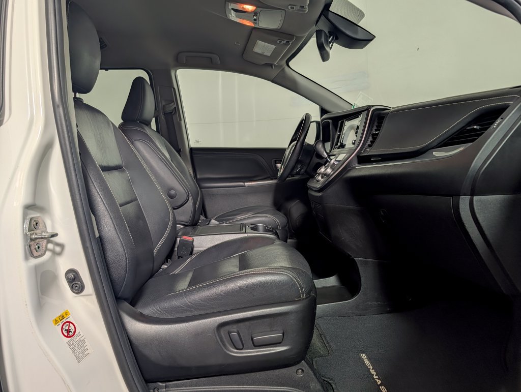 Used 2019 Toyota Sienna SE FWD image 12