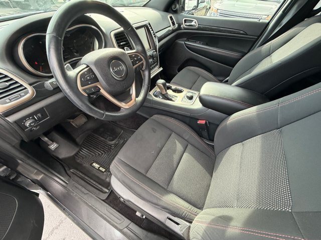 Used 2017 Jeep Grand Cherokee Laredo AWD/4WD image 14