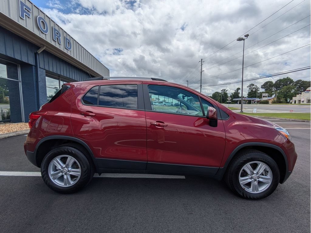 Used 2022 Chevrolet Trax LT w/ LT Convenience Package AWD/4WD image 4
