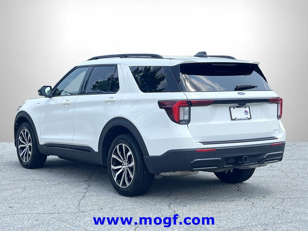 Certified 2025 Ford Explorer ST-Line AWD/4WD image 2