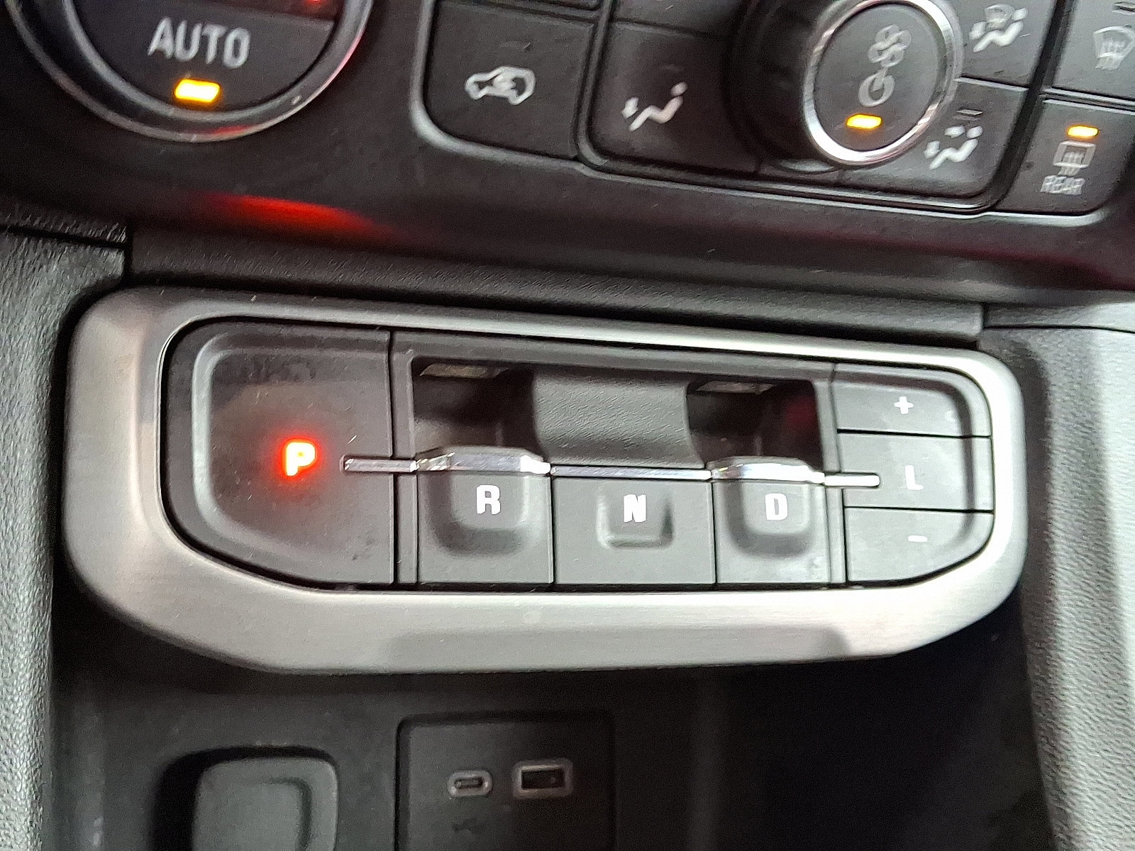 Used 2021 GMC Acadia SLE image 18