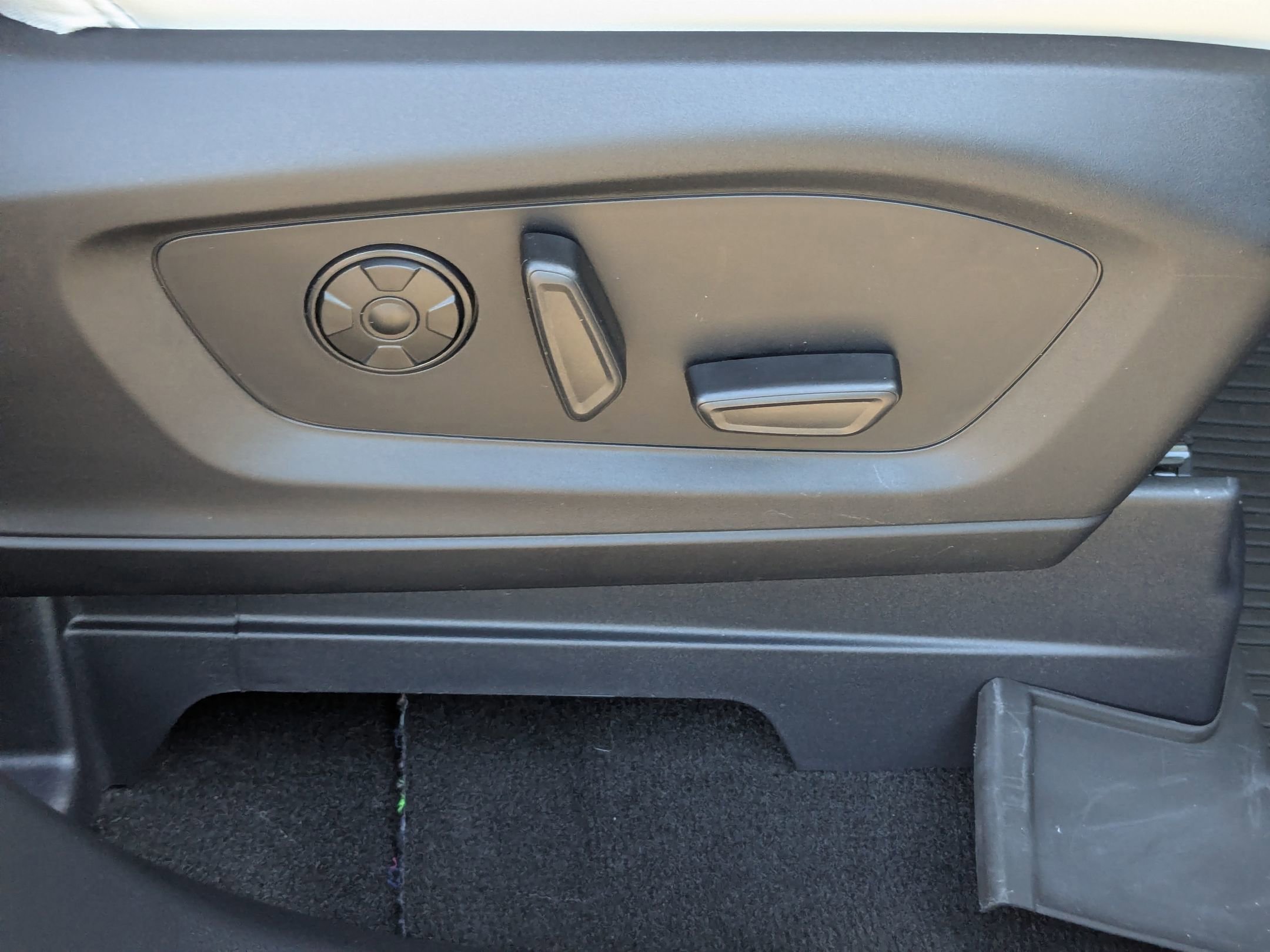 Certified 2025 Ford Explorer Platinum w/ LUX Leather Package image 46