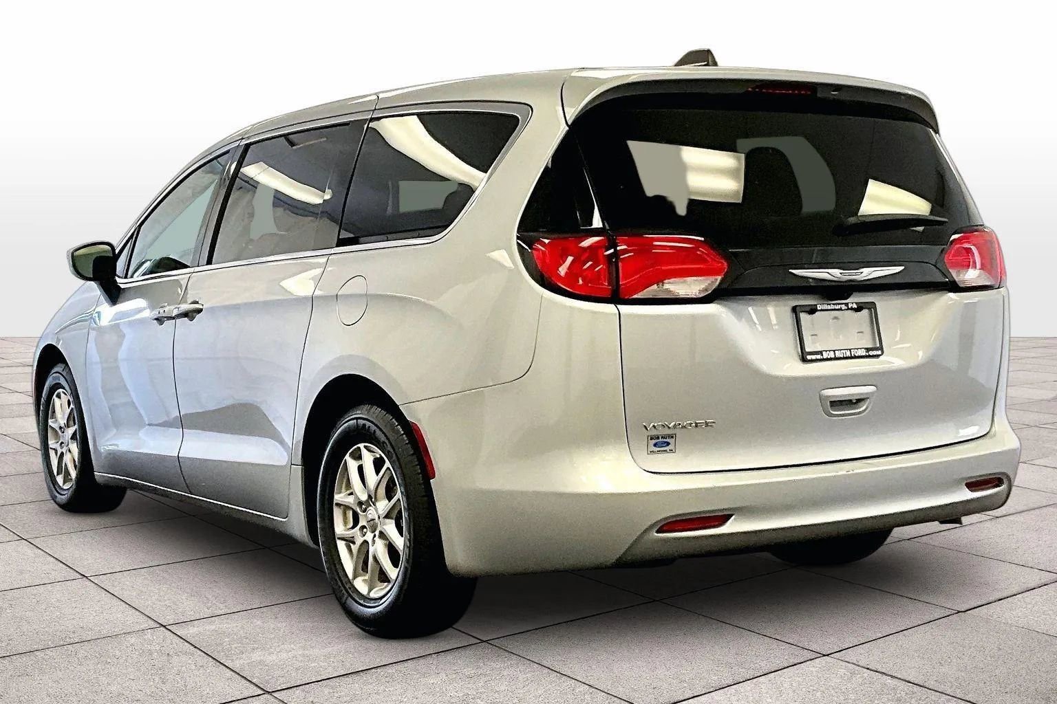 Used 2023 Chrysler Voyager LX image 10