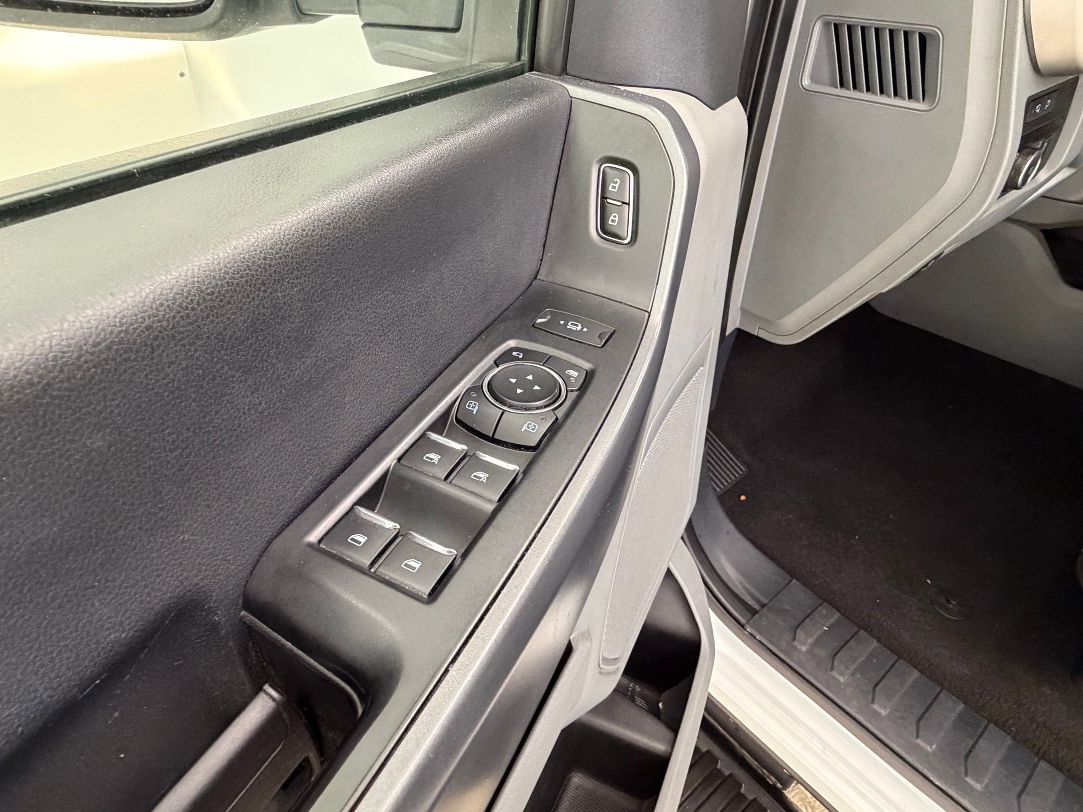 Certified 2024 Ford F350 XLT w/ FX4 Off-Road Package image 15