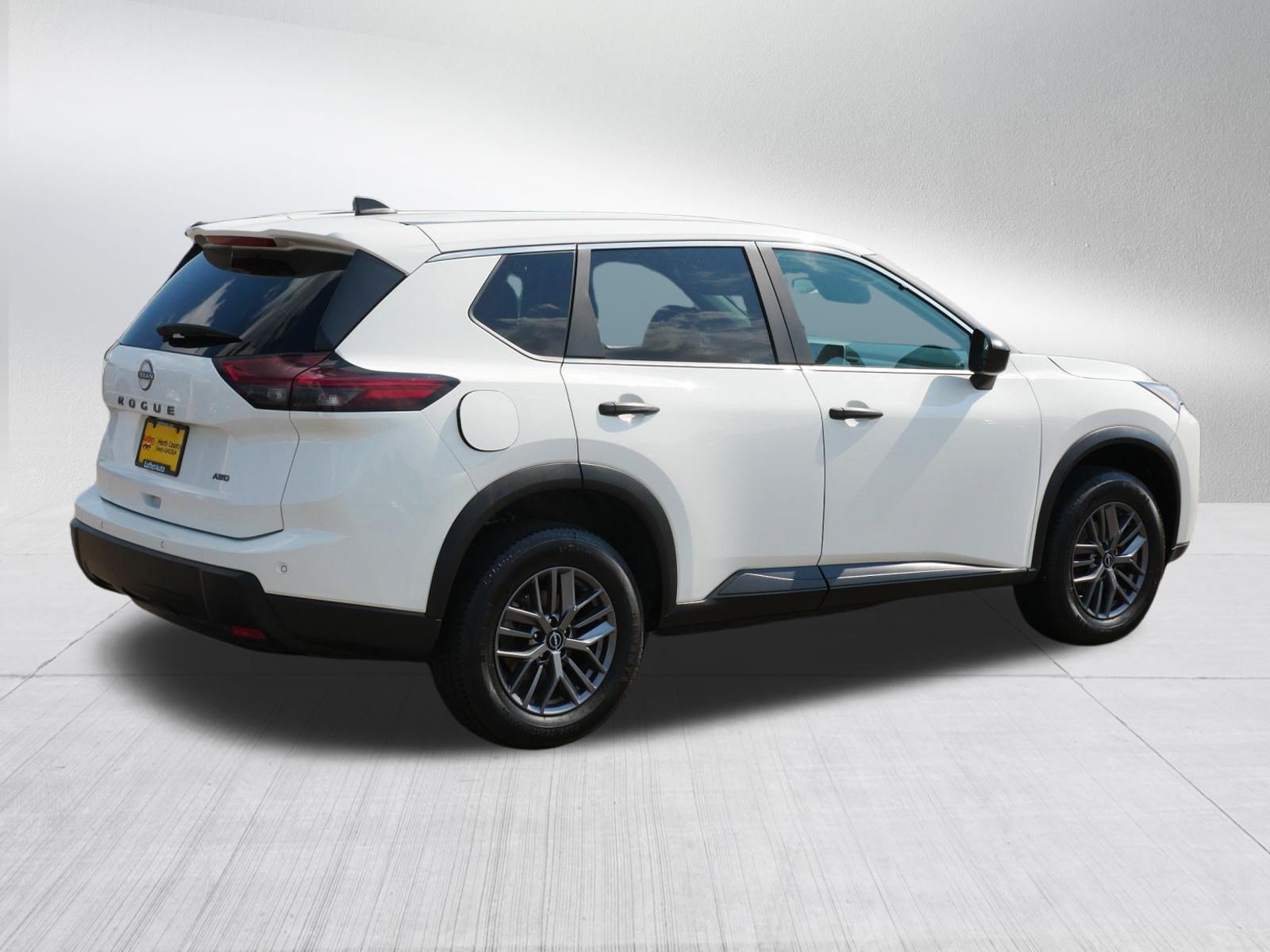 Used 2024 Nissan Rogue S AWD/4WD image 7