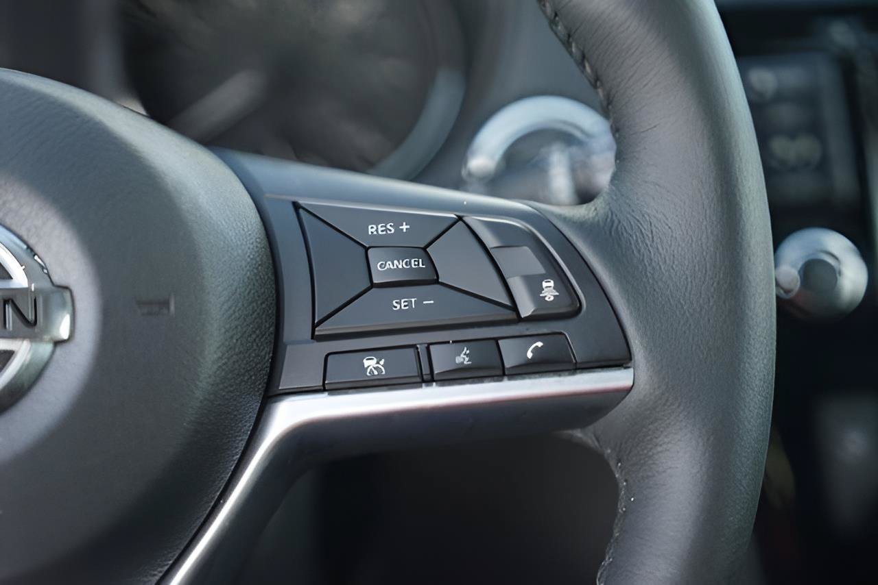 Used 2018 Nissan Rogue SV w/ Premium Package FWD image 23