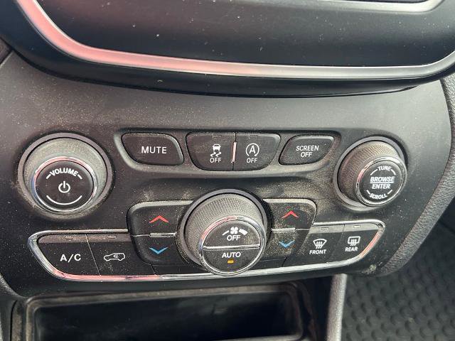 Used 2019 Jeep Cherokee Latitude Plus w/ Comfort/Convenience Group AWD/4WD image 16