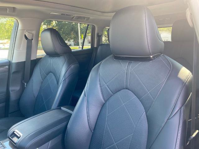 Used 2024 Toyota Highlander Platinum image 11