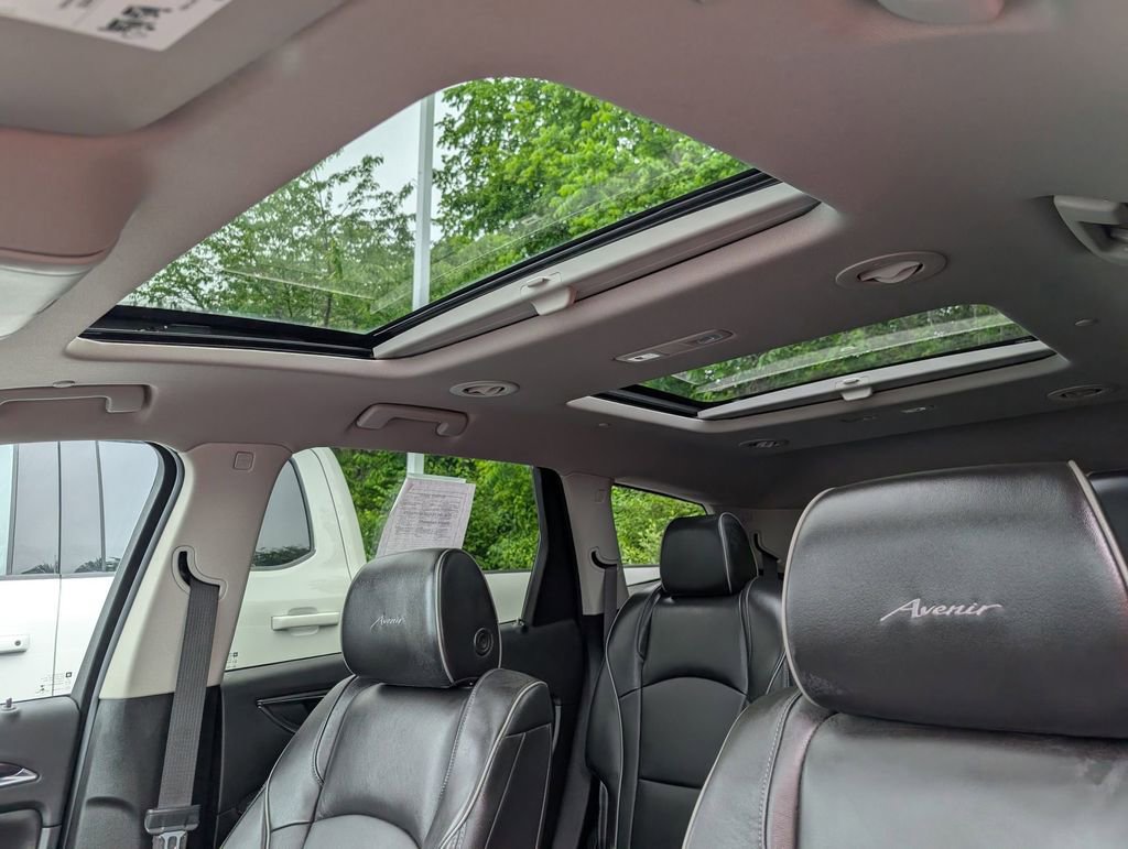 Used 2021 Buick Enclave Avenir w/ Avenir Technology Package AWD/4WD image 17
