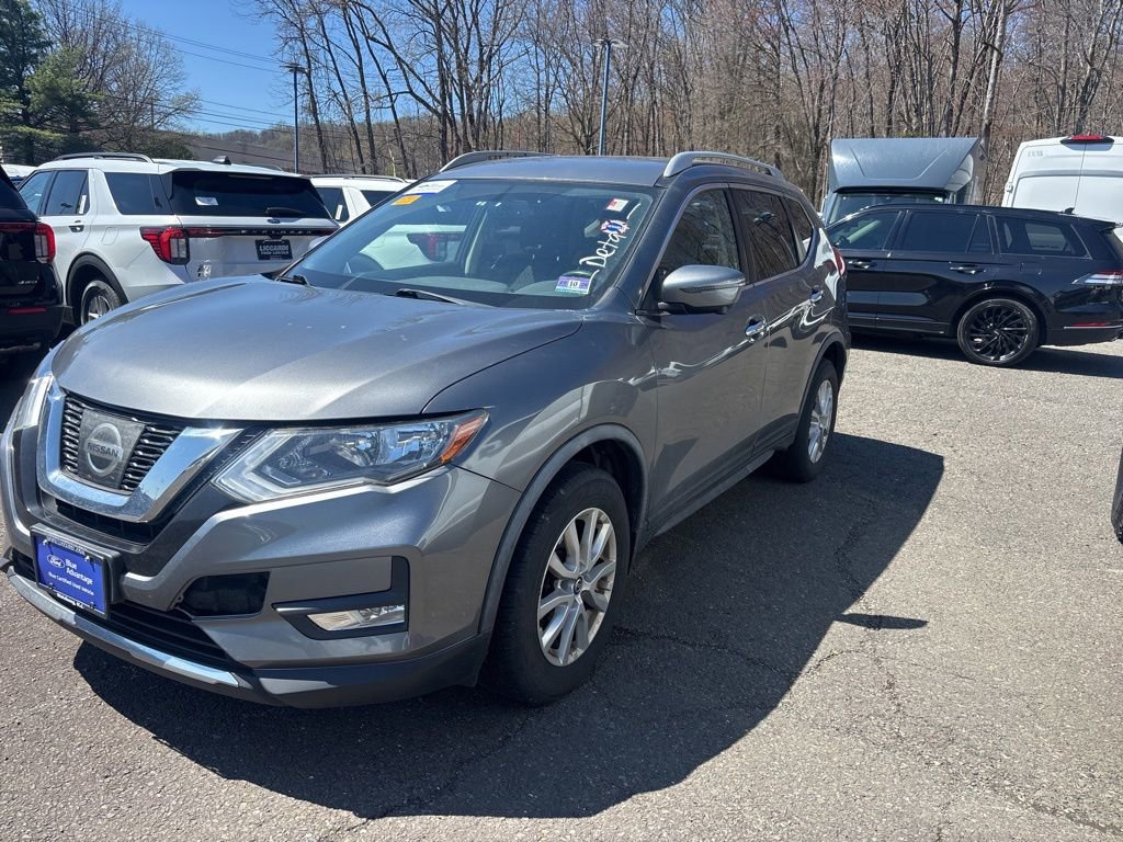 Used 2017 Nissan Rogue SV w/ SV Premium Package image 2