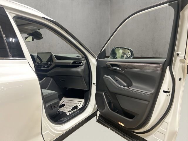 Used 2022 Toyota Highlander Platinum AWD/4WD image 18