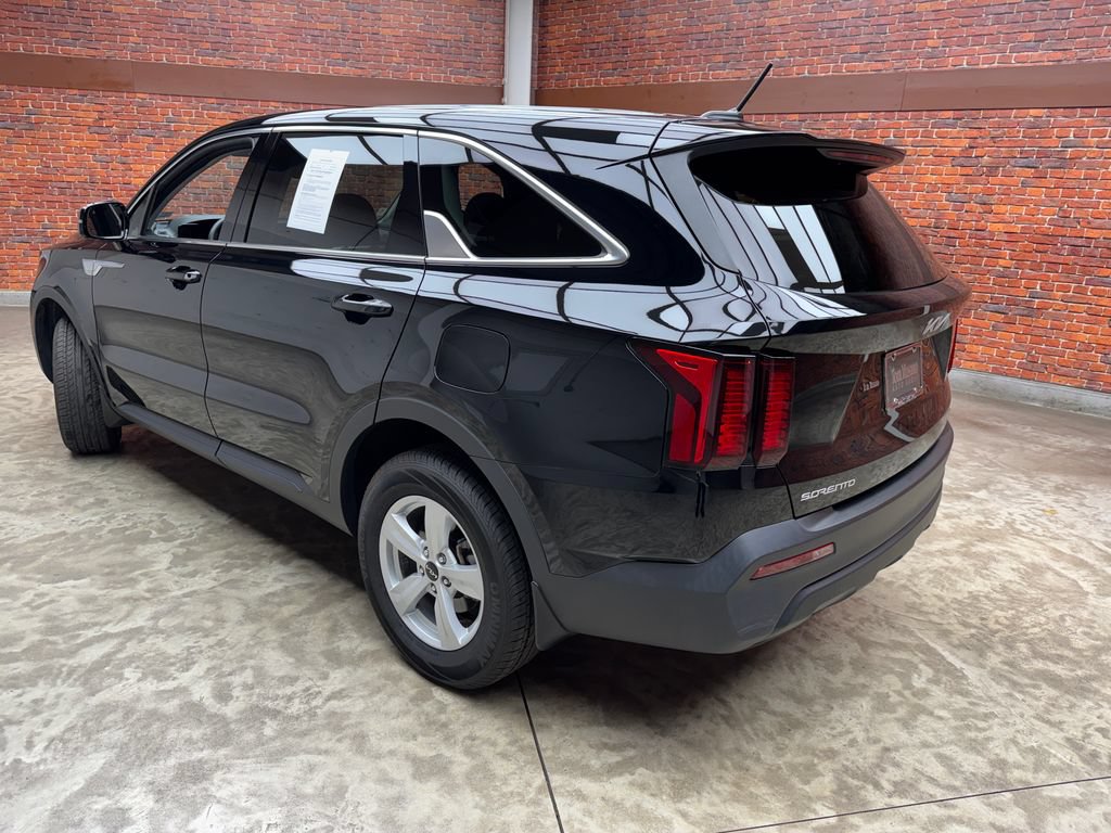 Used 2023 Kia Sorento LX AWD/4WD image 2