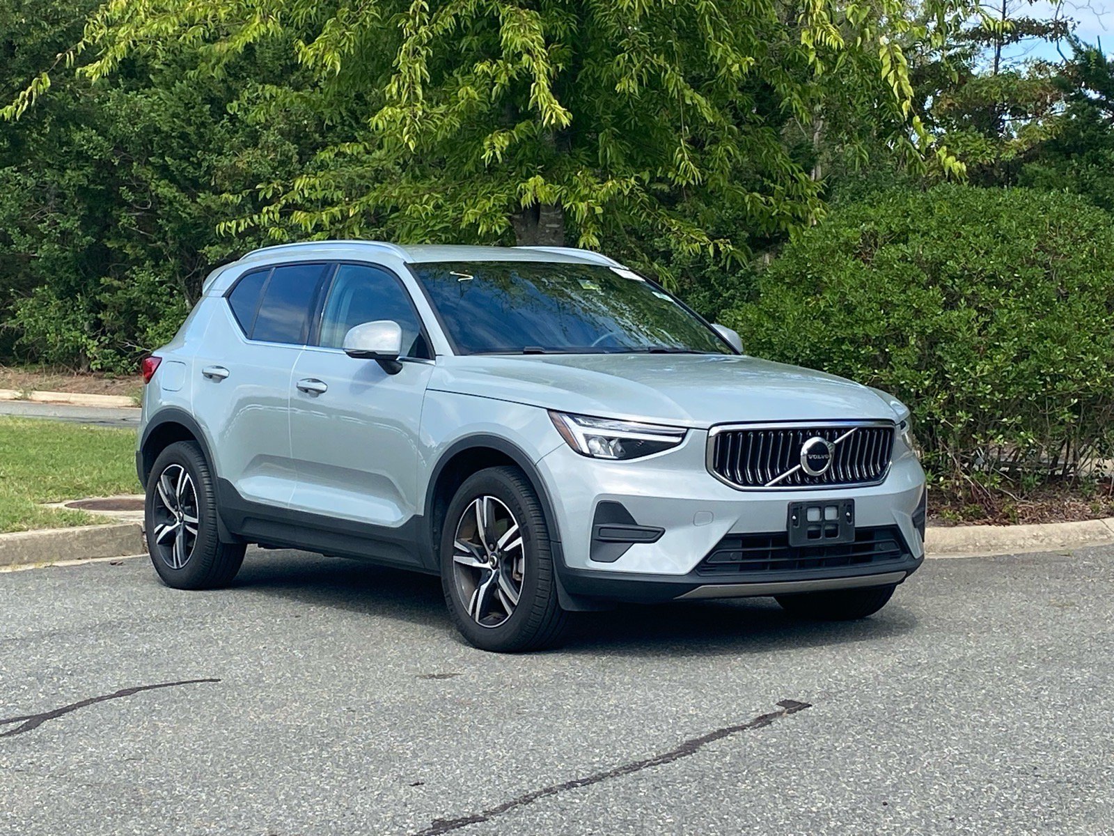 Used 2024 Volvo XC40 B5 Core AWD/4WD image 2