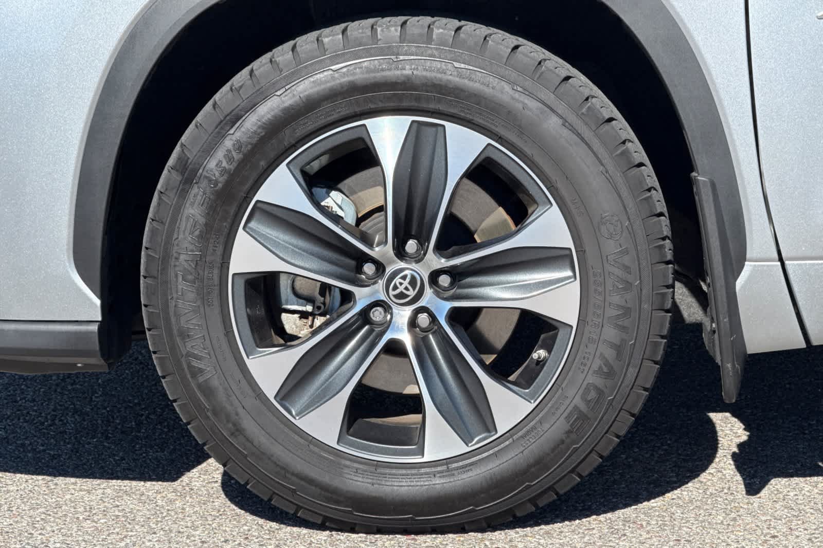 Used 2022 Toyota Highlander XLE AWD/4WD image 19