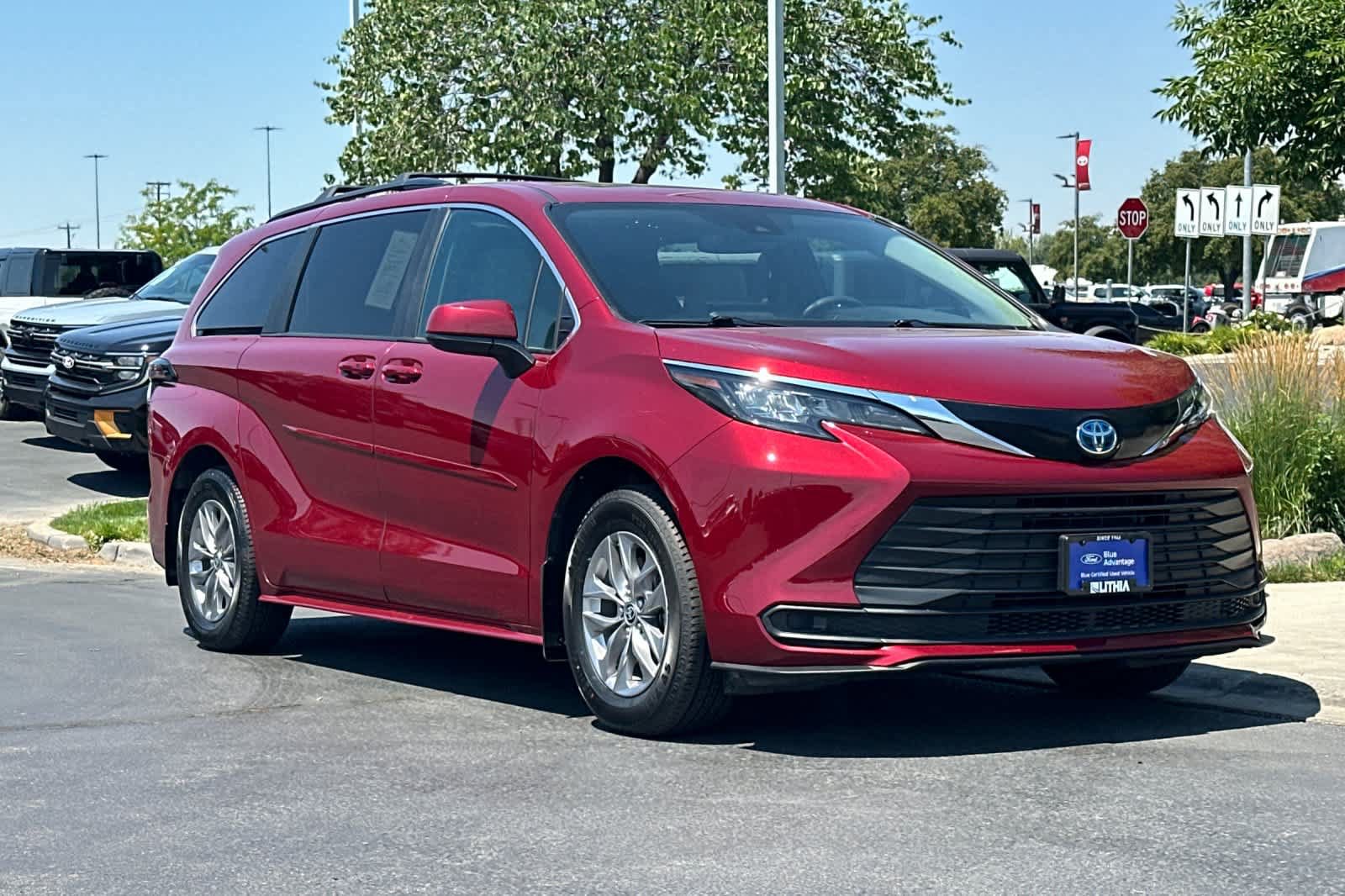 Used 2025 Toyota Sienna LE w/ LE Plus Package AWD/4WD image 9
