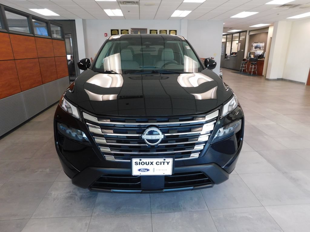 Used 2025 Nissan Rogue SV AWD/4WD image 2