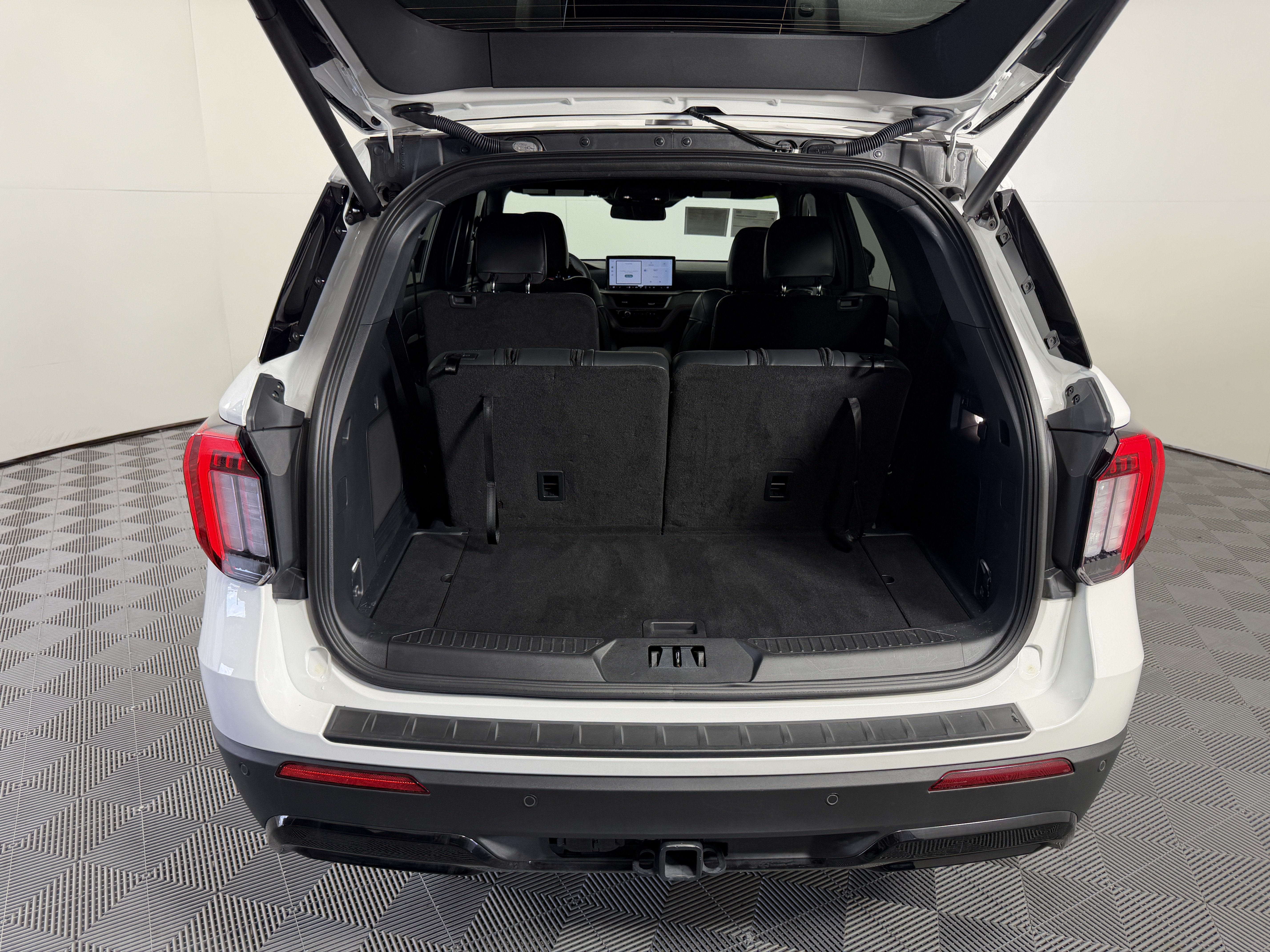Certified 2025 Ford Explorer ST-Line w/ Premium Package RWD image 12