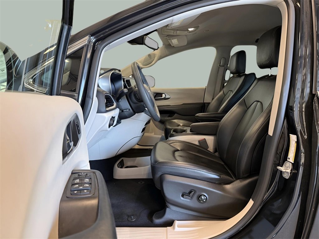 Used 2023 Chrysler Pacifica Touring-L image 24