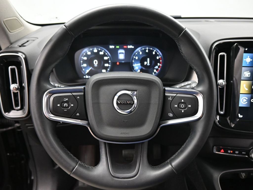 Used 2022 Volvo XC40 T5 Momentum image 12