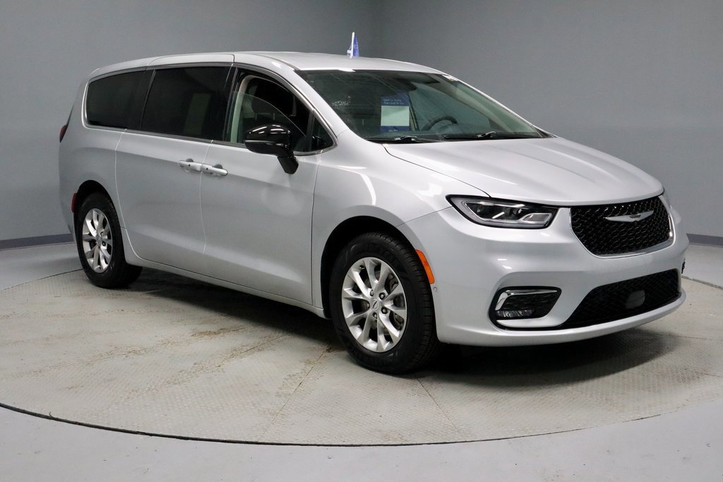 Used 2024 Chrysler Pacifica Touring-L image 7