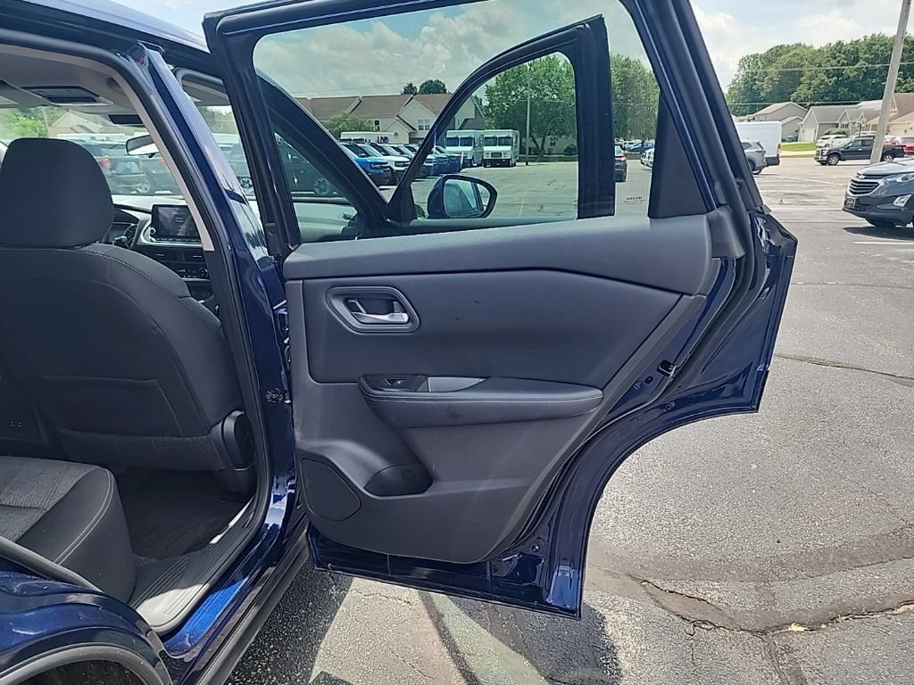 Used 2025 Nissan Rogue SV AWD/4WD image 12