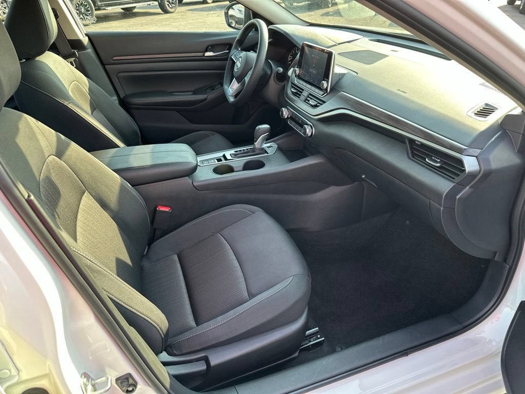 Used 2025 Nissan Altima 2.5 SV AWD/4WD image 11