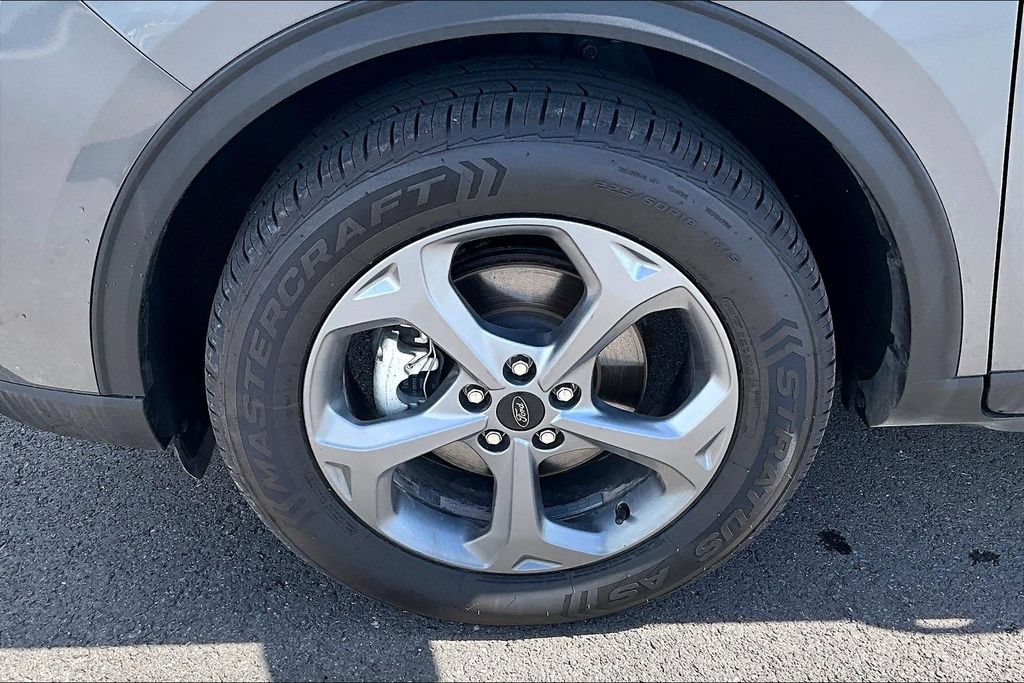 Certified 2025 Ford Escape ST-Line Select AWD/4WD image 9