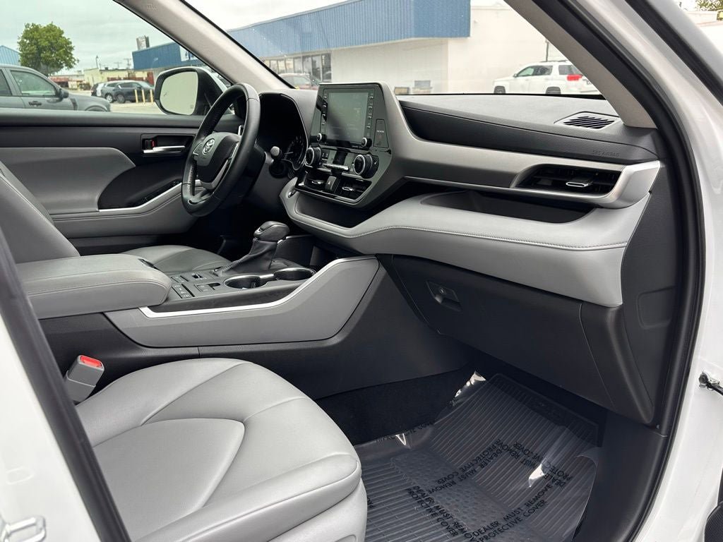 Used 2022 Toyota Highlander XLE AWD/4WD image 23