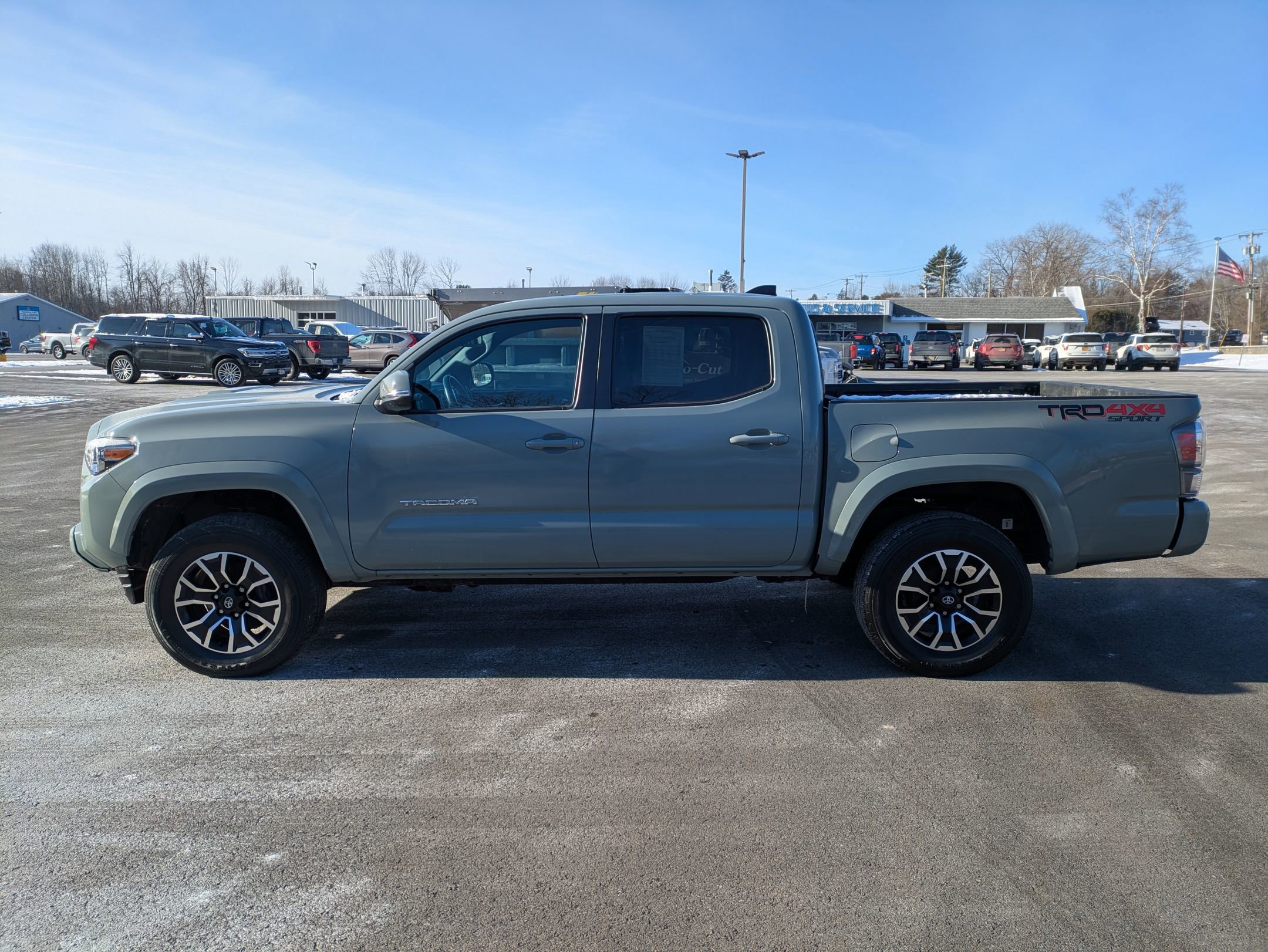 Used 2022 Toyota Tacoma TRD Sport image 2