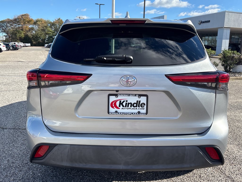 Used 2021 Toyota Highlander XLE AWD/4WD image 28