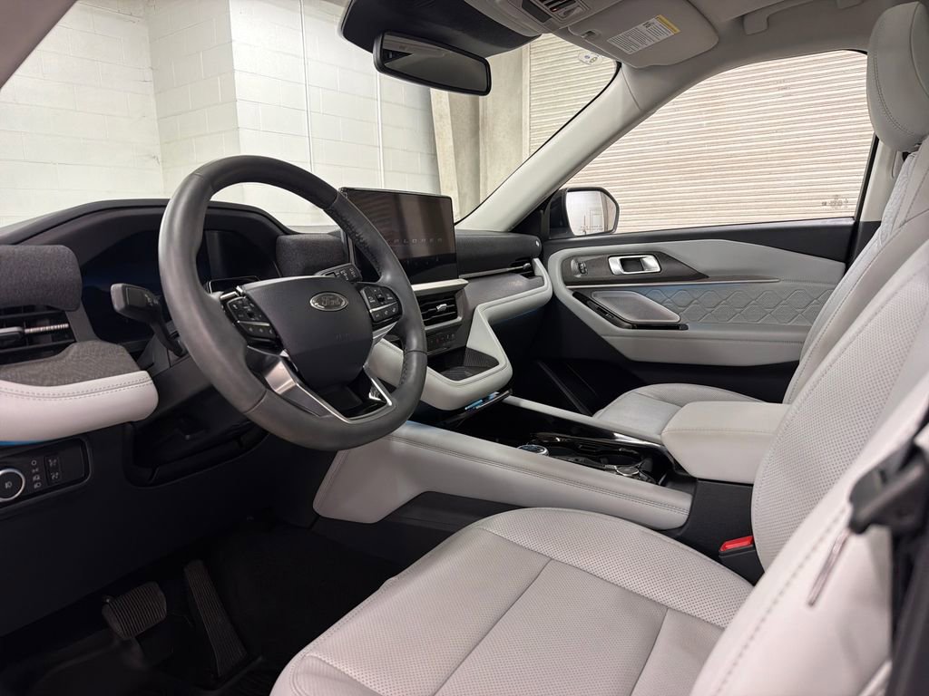 Certified 2025 Ford Explorer Platinum w/ Ultimate Package AWD/4WD image 6