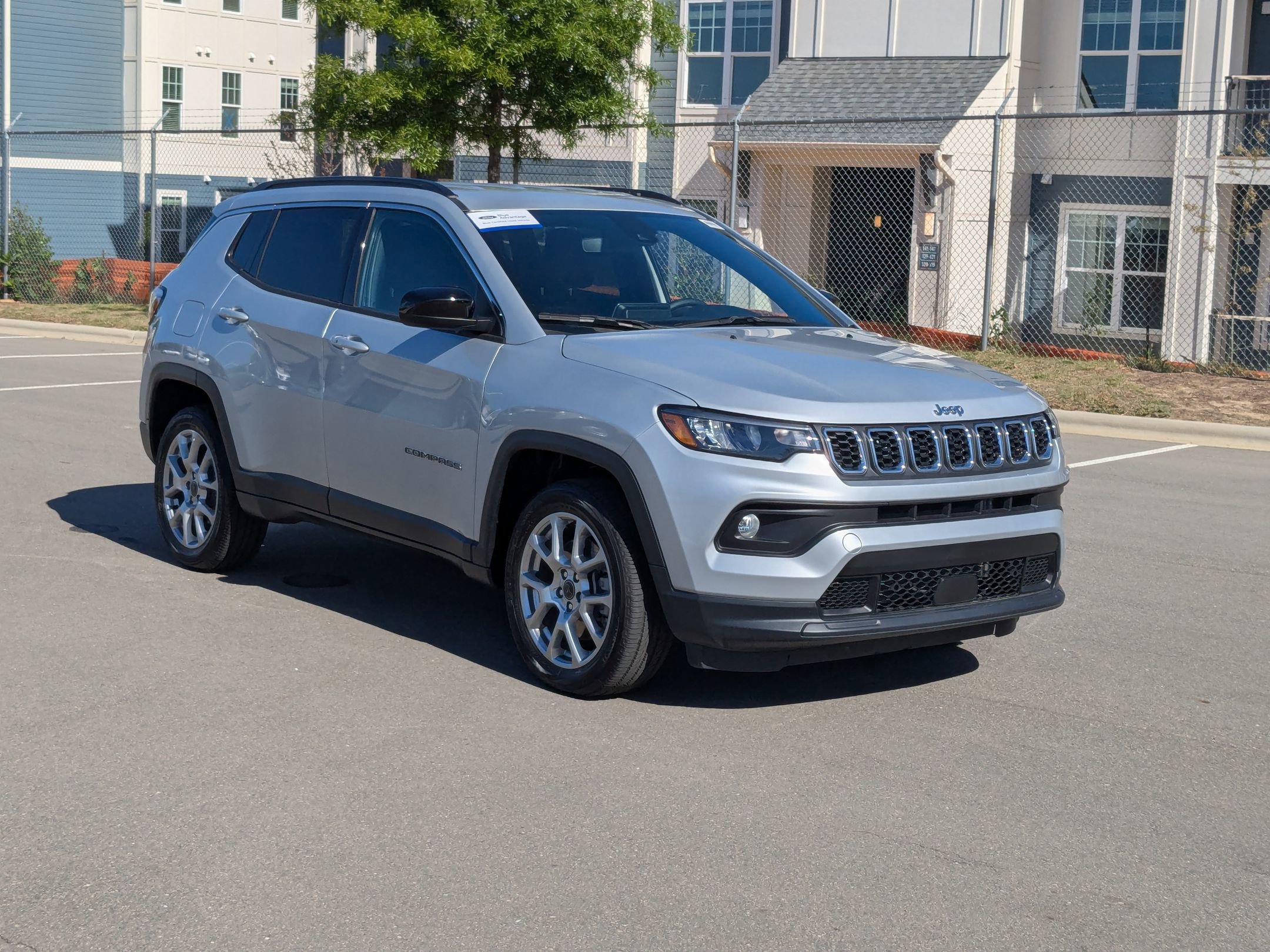 Used 2025 Jeep Compass Latitude AWD/4WD image 2