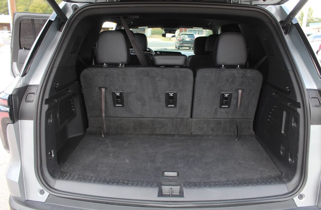 Used 2025 Chevrolet Traverse LT FWD image 19