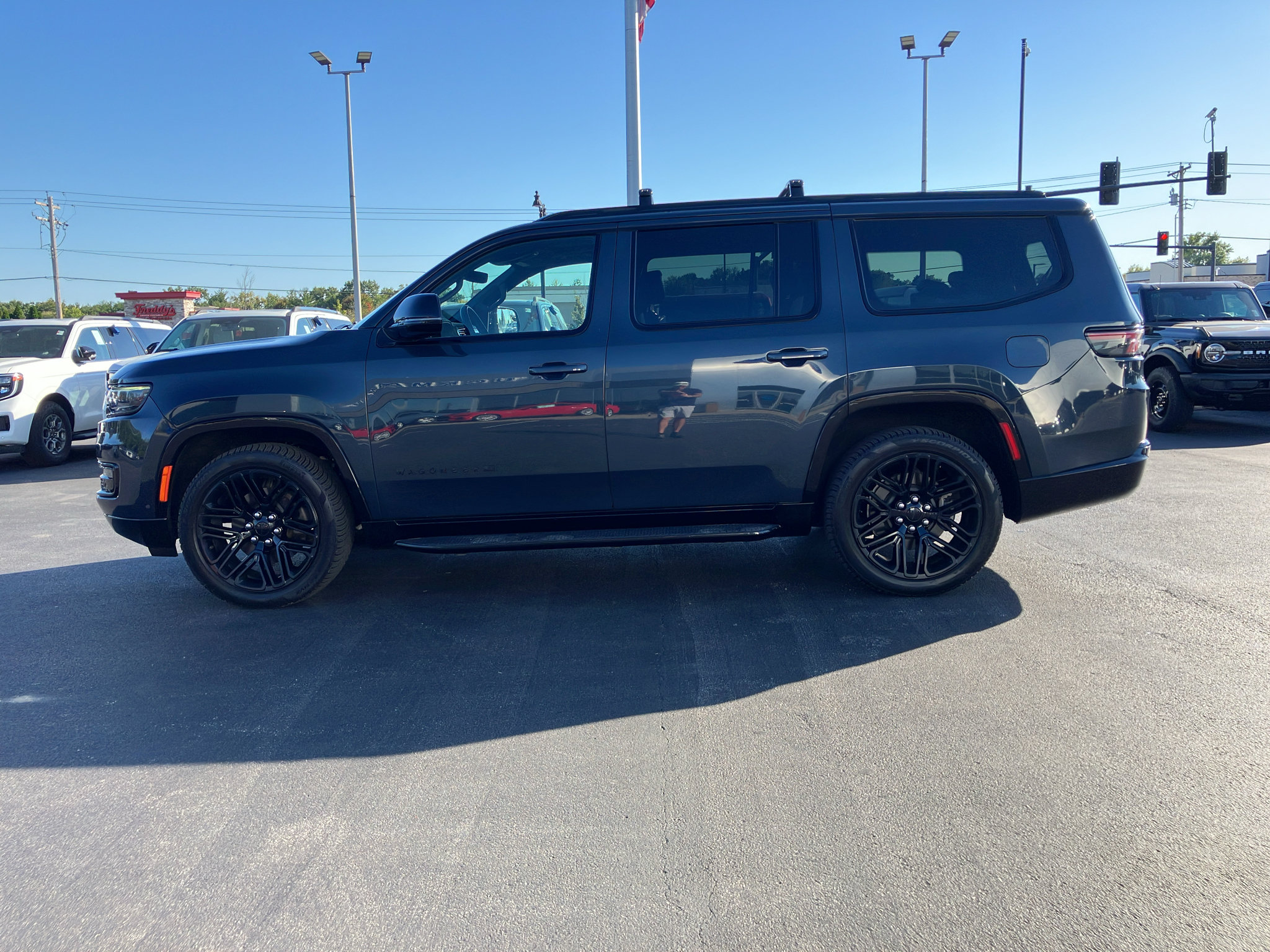 Used 2023 Jeep Wagoneer Series II AWD/4WD image 3