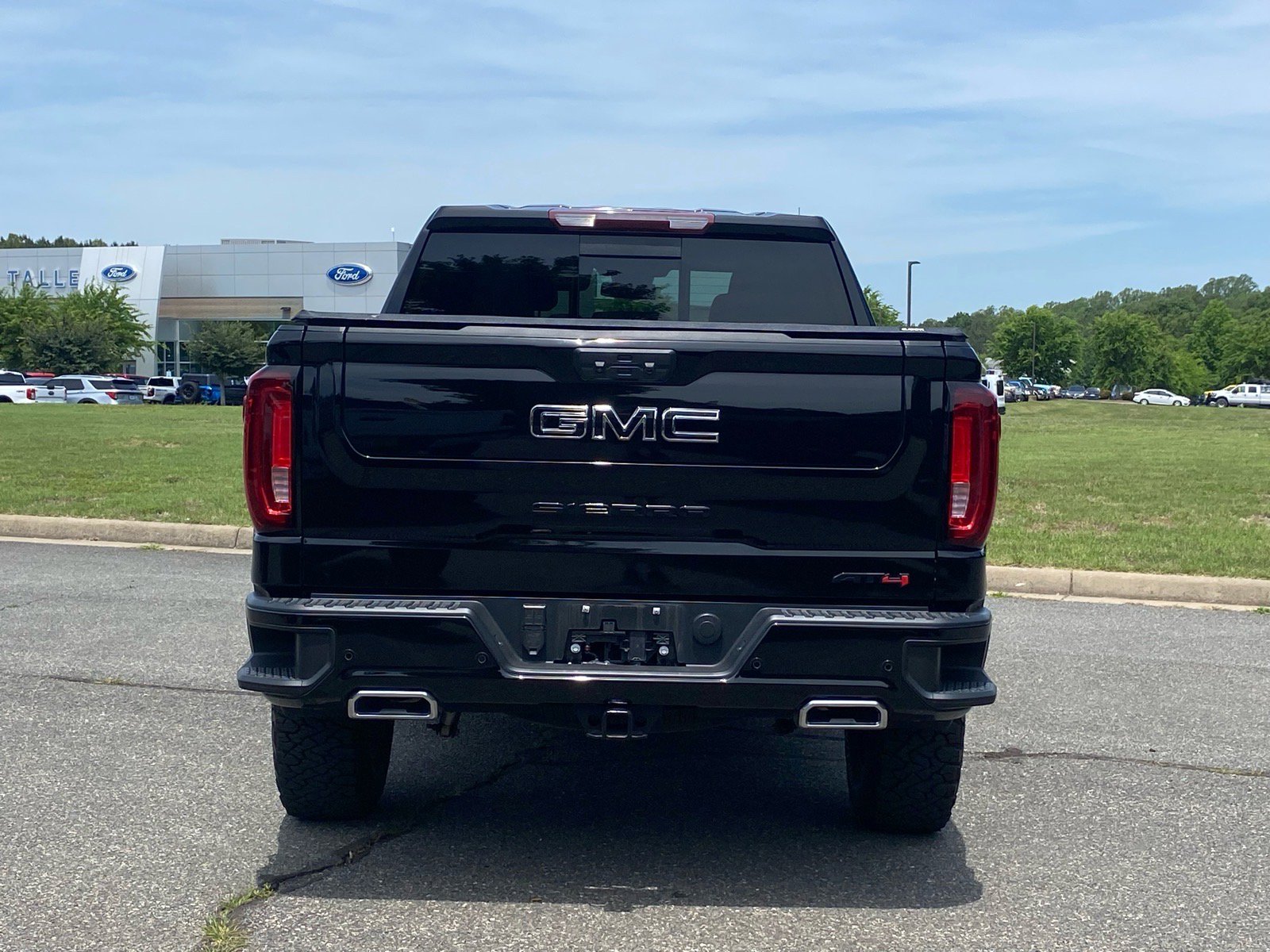 Used 2024 GMC Sierra 1500 AT4 w/ AT4 Premium Package AWD/4WD image 5
