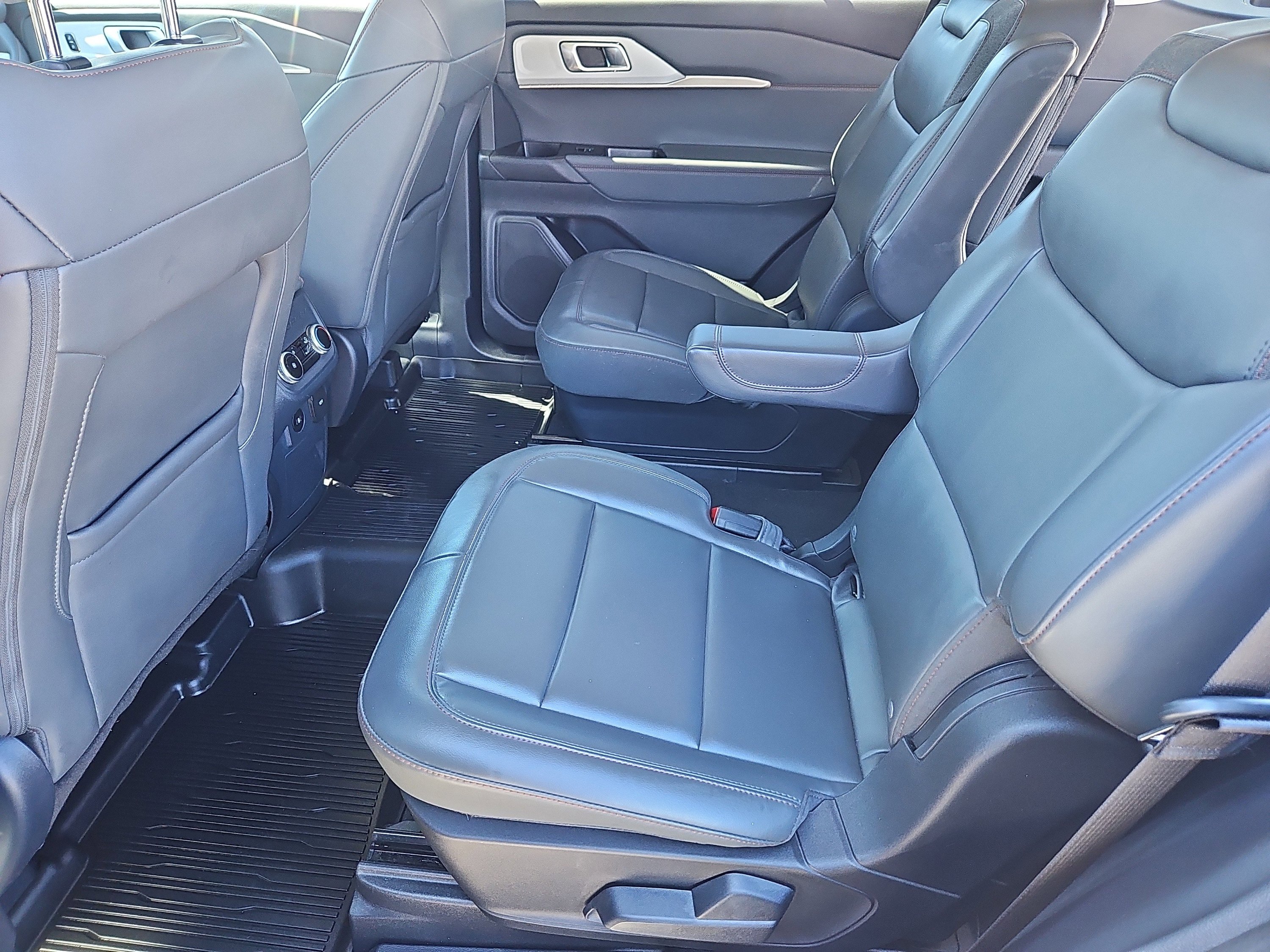 Certified 2025 Ford Explorer Active w/ Active Comfort Package AWD/4WD image 33
