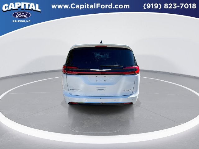 Used 2025 Chrysler Pacifica Select FWD image 7