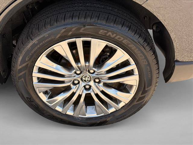 Used 2023 Toyota Venza XLE AWD/4WD image 24