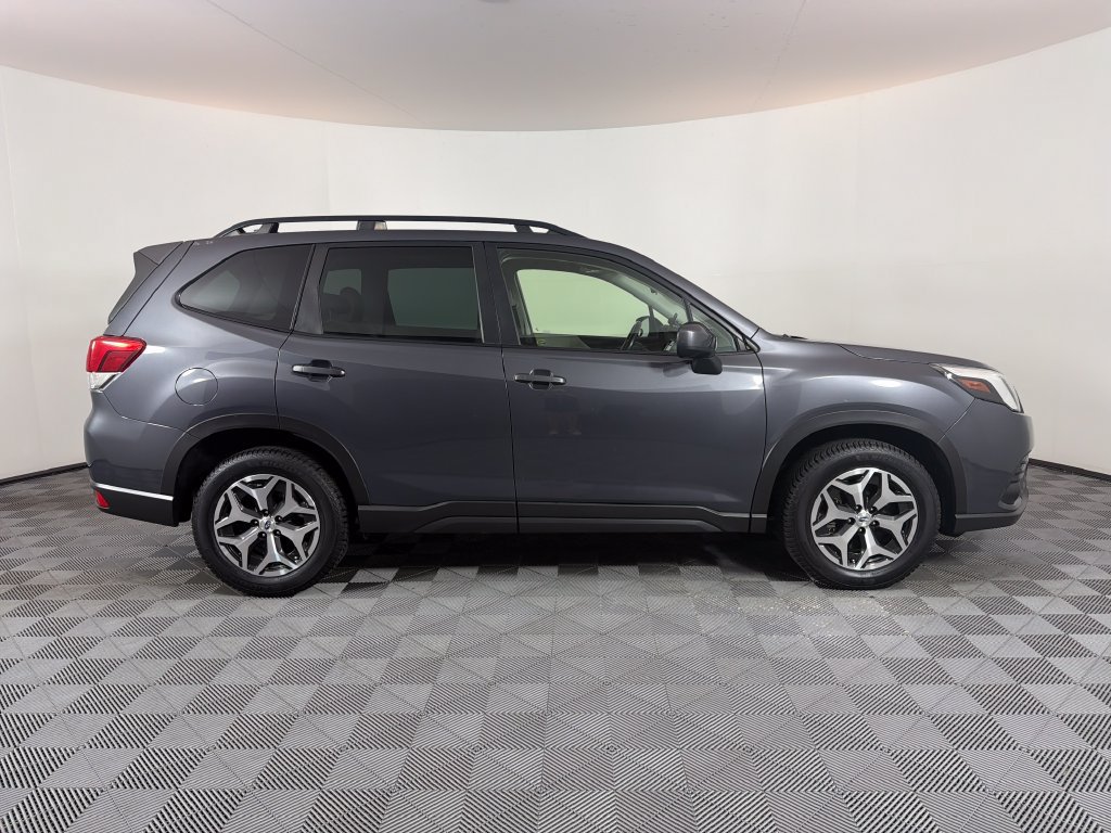 Used 2022 Subaru Forester Premium AWD/4WD image 2
